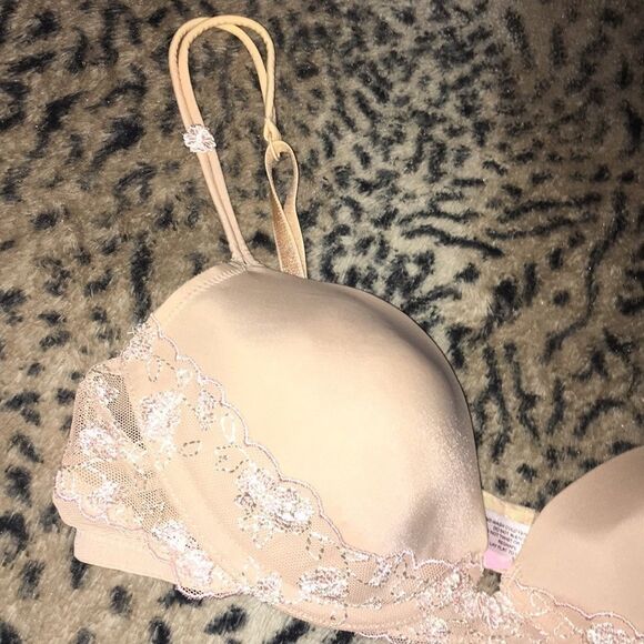 Victoria’s Secret Angels Demi Bra​​​​​​​ - Picture 3 of 5